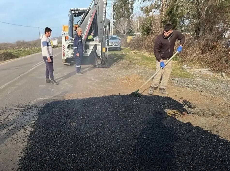 Bozulan yollarda yama çalışması yapıldı