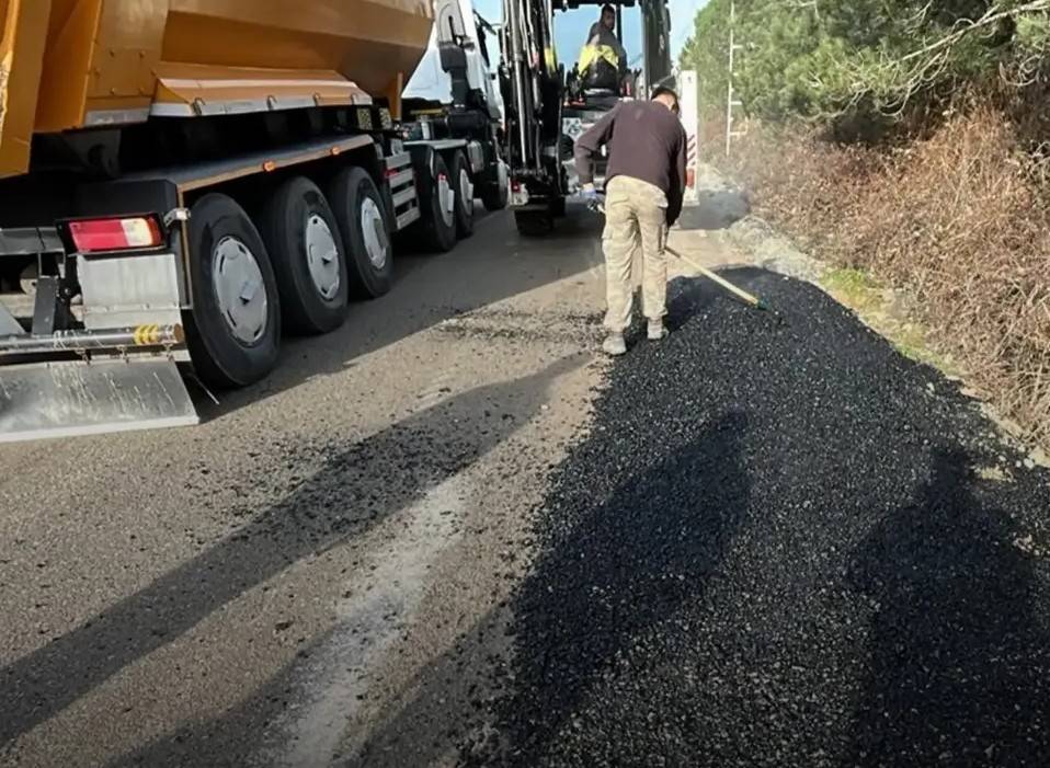 Bozulan yollarda yama çalışması yapıldı