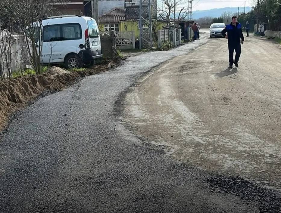 Bozulan yollarda yama çalışması yapıldı