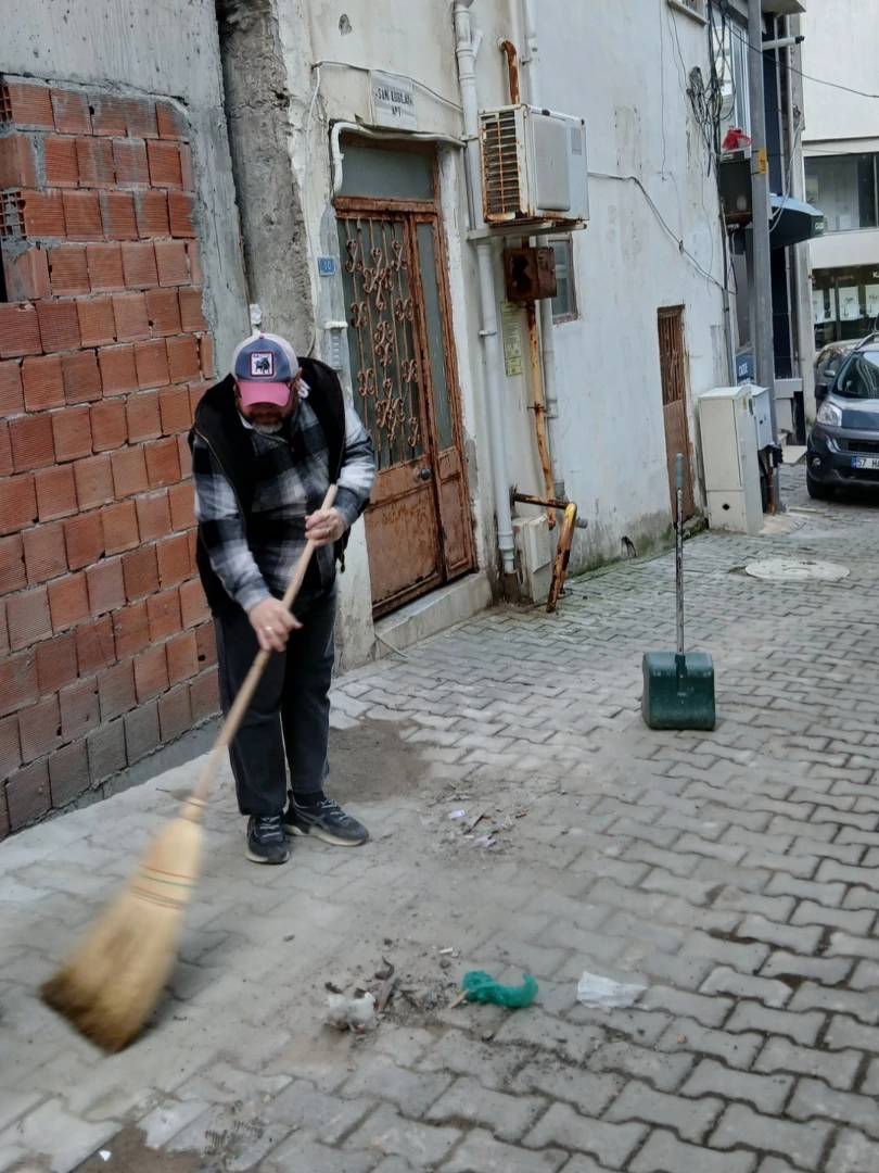 Emekli oldu, süpürgesini bırakmadı