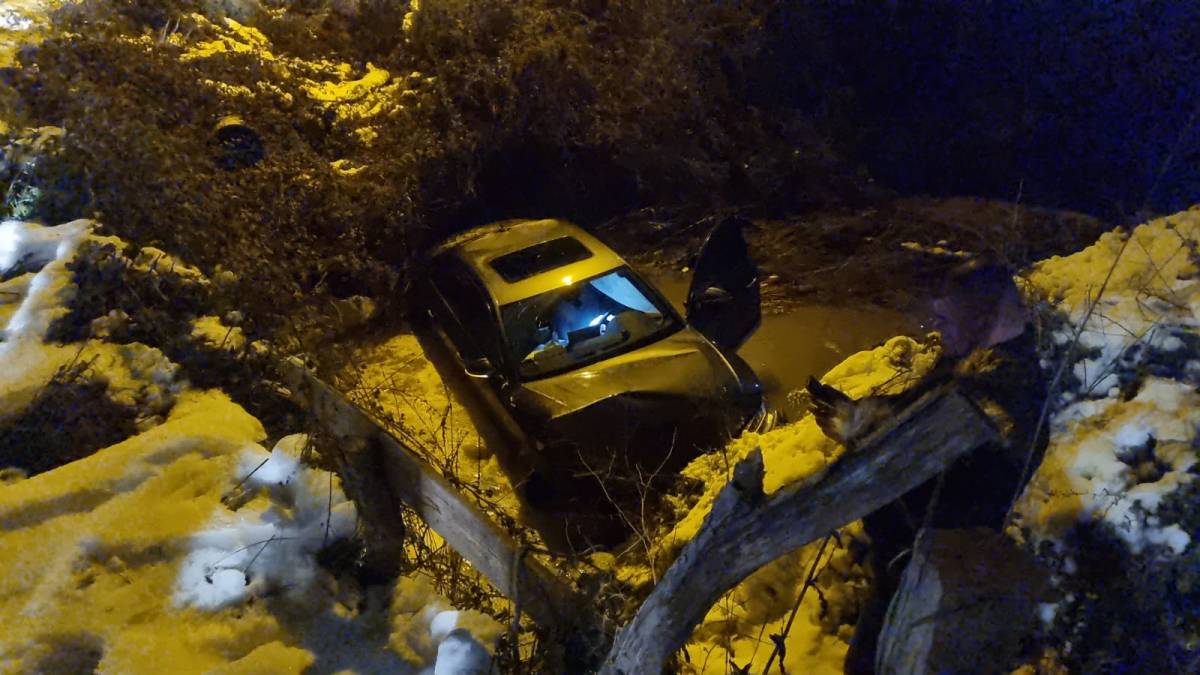 Su kanalına düşen otomobilde can pazarı: 1 yaralı