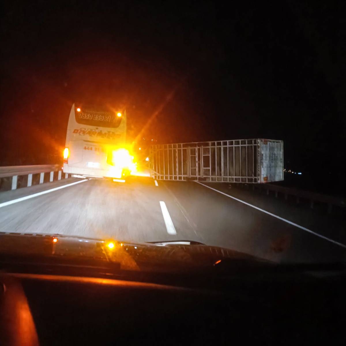 Şiddetli rüzgara dayanamayan tır yan yattı