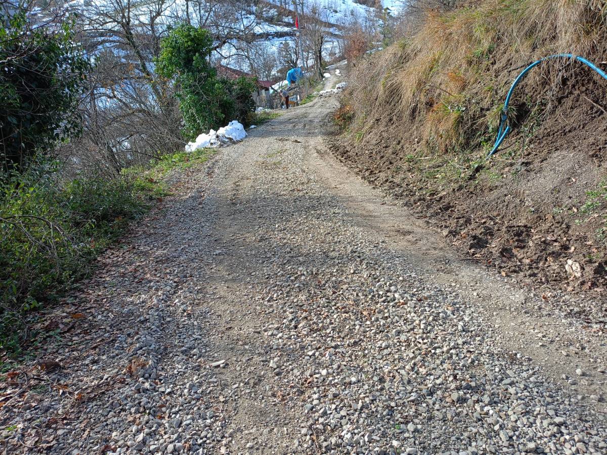 Çakıl taşları araçlara, çamur vatandaşa düşman