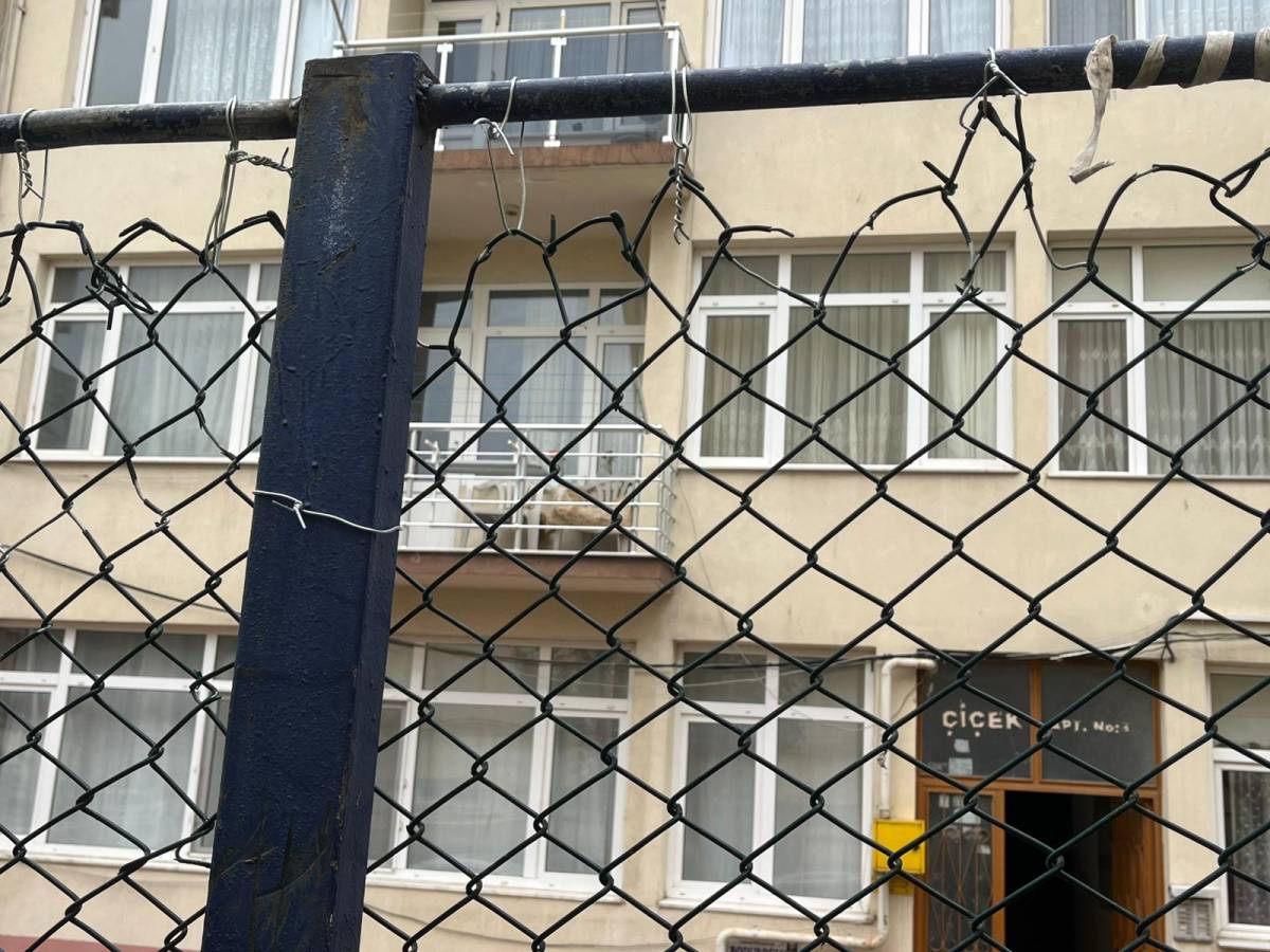 Devrilen ağacın parçaladığı teller tamir edildi