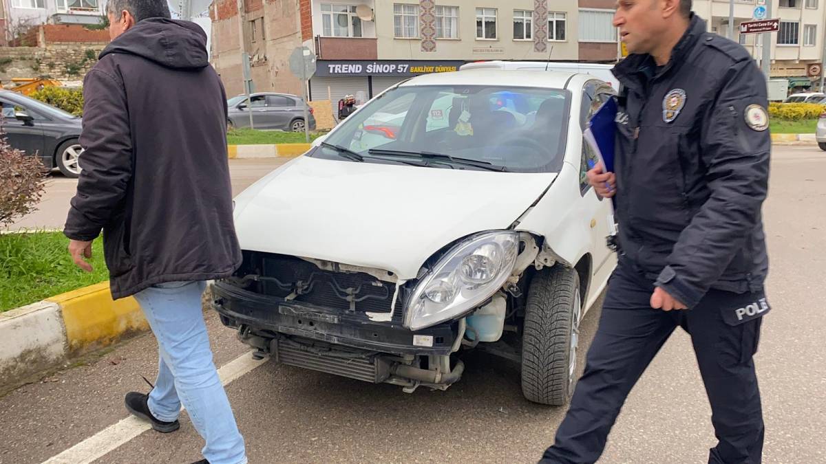 Sinop’ta otomobil ile motosiklet çarpıştı: 1 yaralı