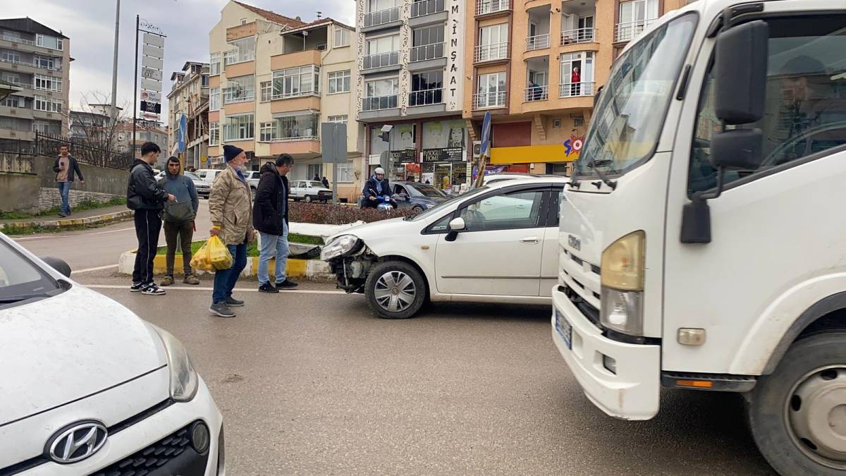 Sinop’ta otomobil ile motosiklet çarpıştı: 1 yaralı