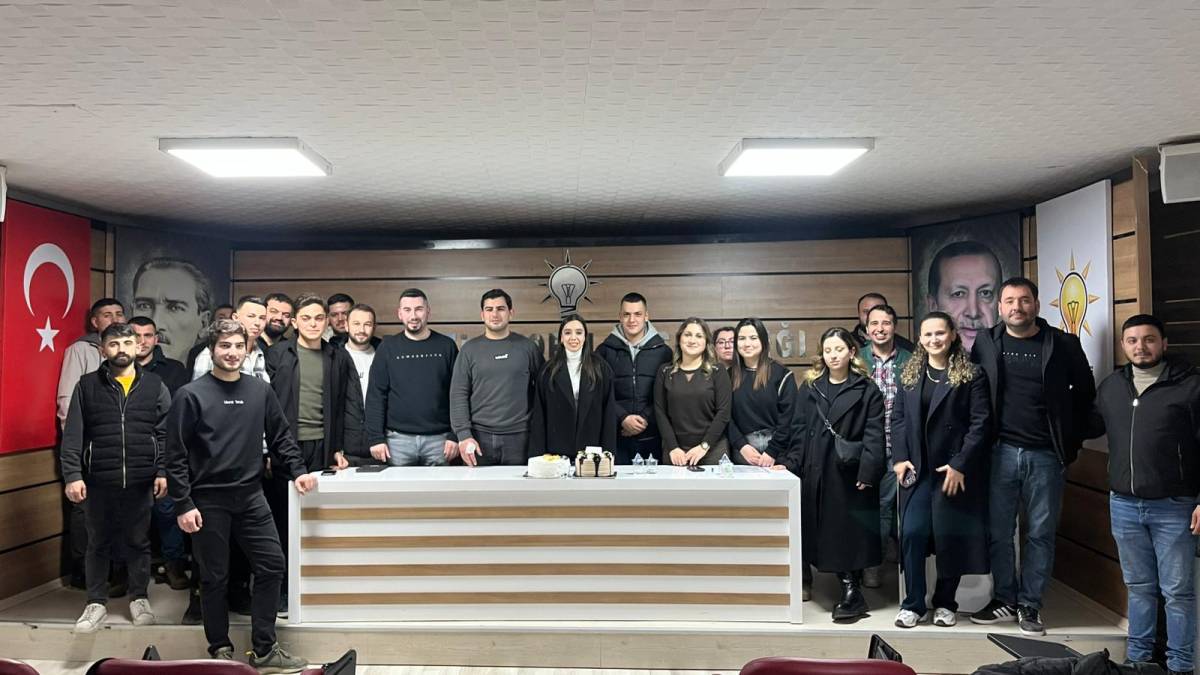 Sinop’ta genç siyasetçilere sürpriz kutlama