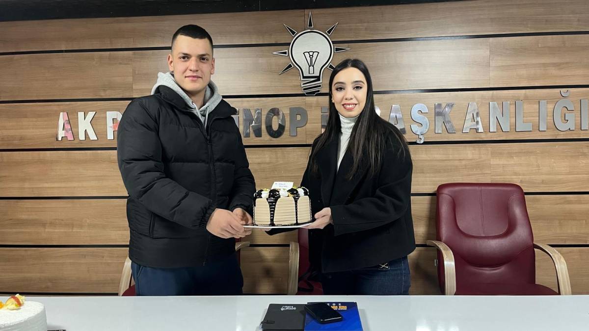 Sinop’ta genç siyasetçilere sürpriz kutlama