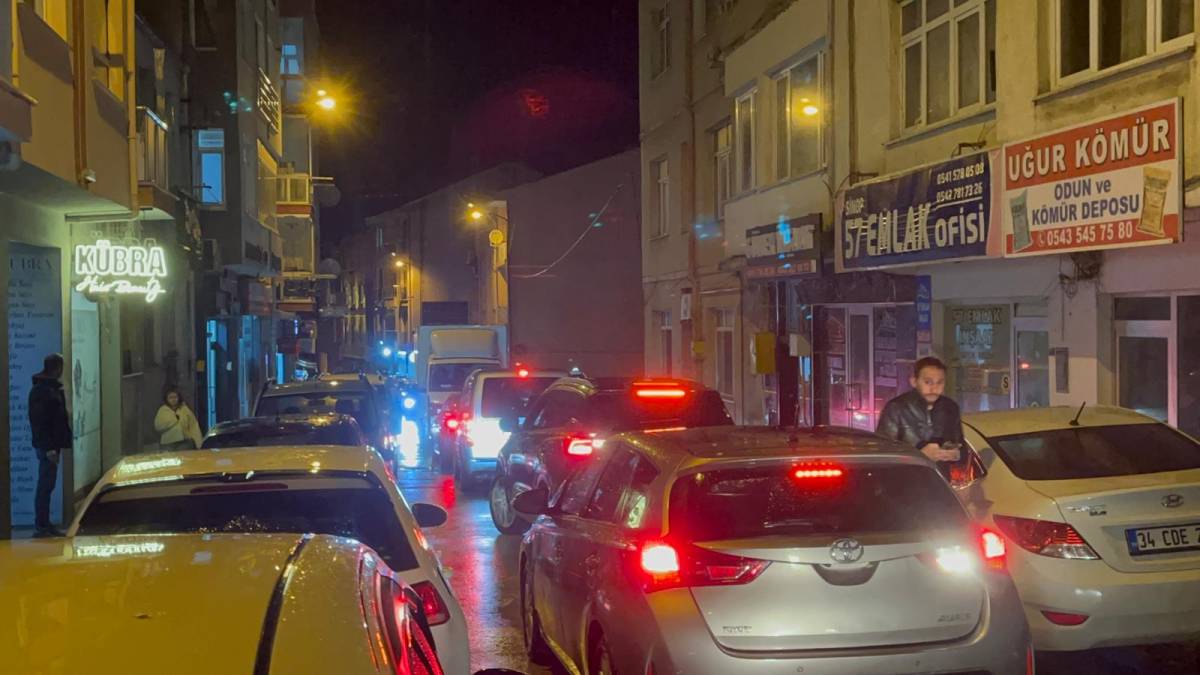 Sinop’ta dar sokakta trafik kilitlendi