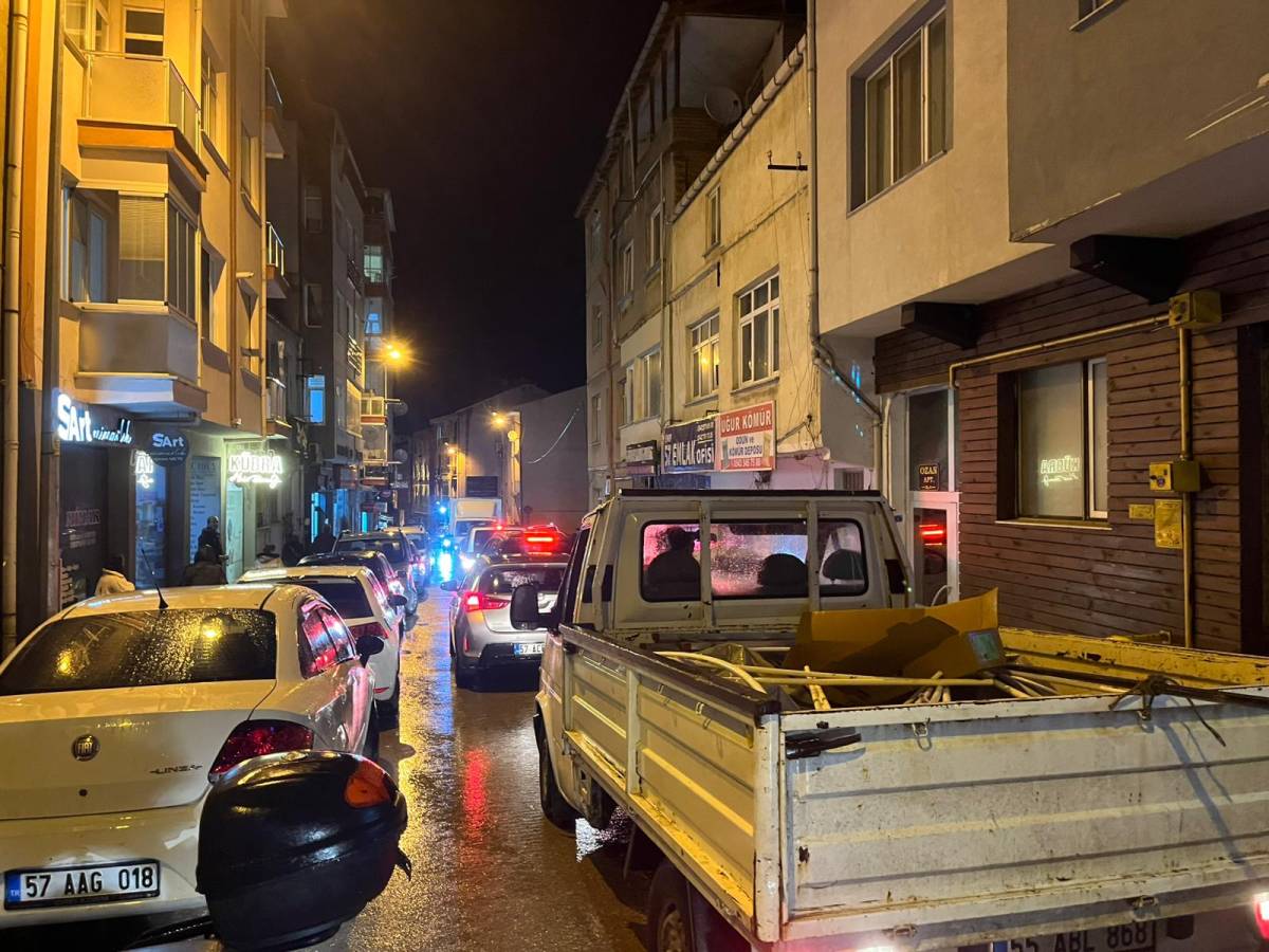 Sinop’ta dar sokakta trafik kilitlendi