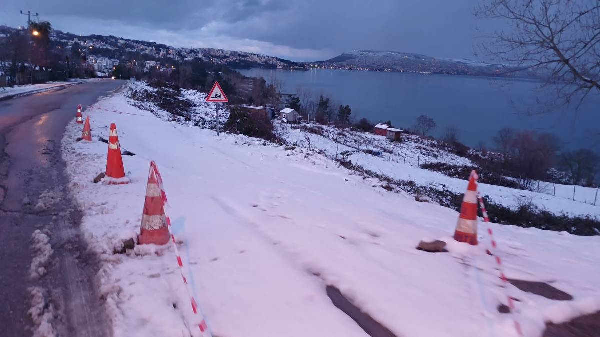 Zemin yumuşadı, yol kaydı: Belediye anında müdahale etti