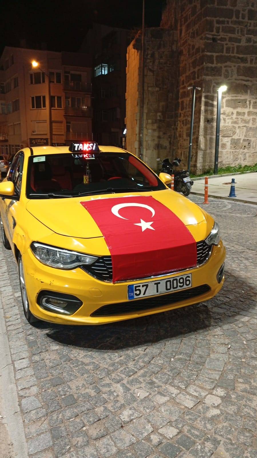 Sinoplu taksicilerden bayrağa saygı duruşu