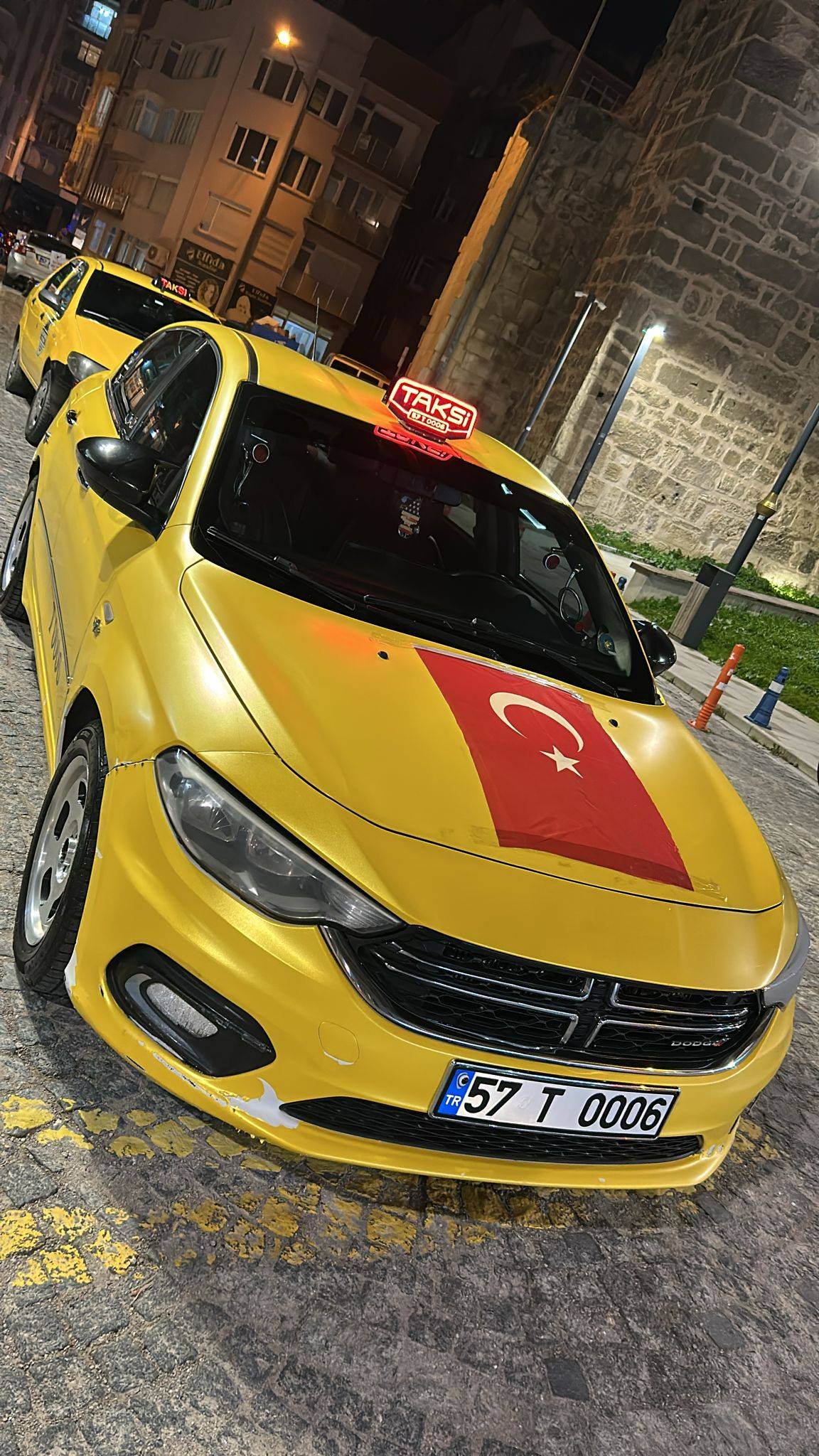 Sinoplu taksicilerden bayrağa saygı duruşu