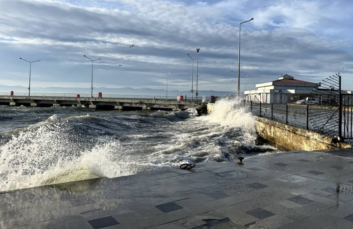 Sinop'ta fırtına nedeniyle yüksek dalgalar oluştu