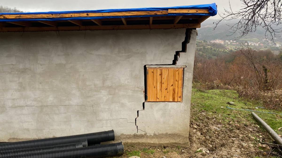 Sinop’ta heyelan: Ahır zarar gördü, yol çöktü