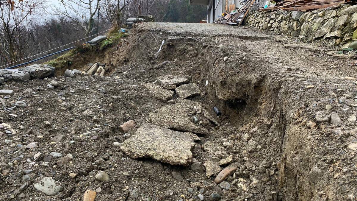 Sinop’ta heyelan: Ahır zarar gördü, yol çöktü