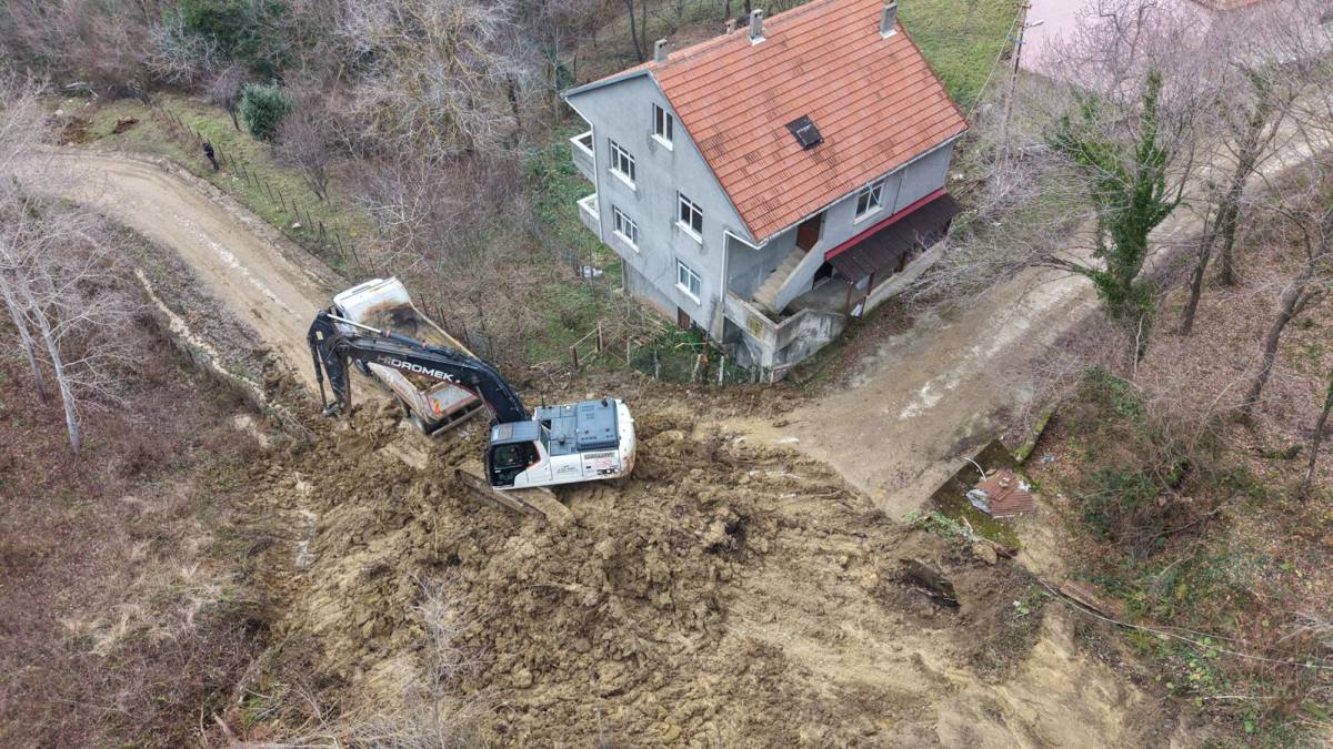 Sinop'ta heyelan nedeniyle kapanan köy yolu yeniden ulaşıma açıldı