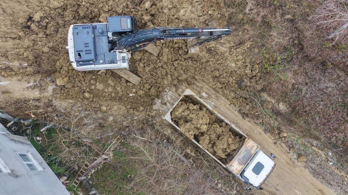 Sinop'ta heyelan nedeniyle kapanan köy yolu yeniden ulaşıma açıldı