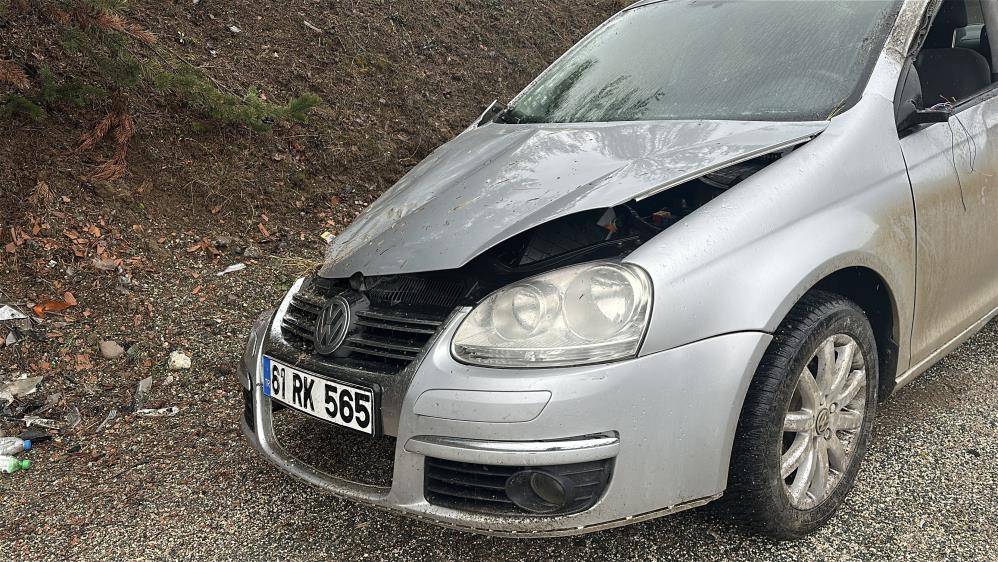 Kontrolden çıkan otomobil refüje çarptı: 3 yaralı