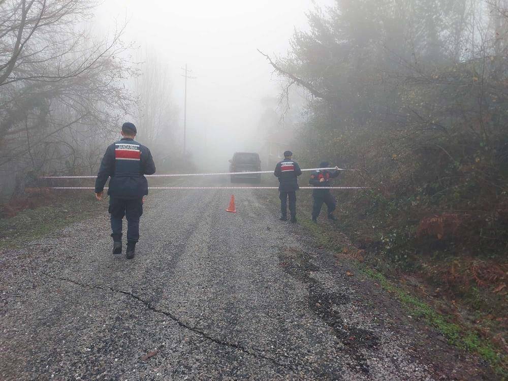 Heyelan nedeniyle köy yolu ulaşıma kapandı