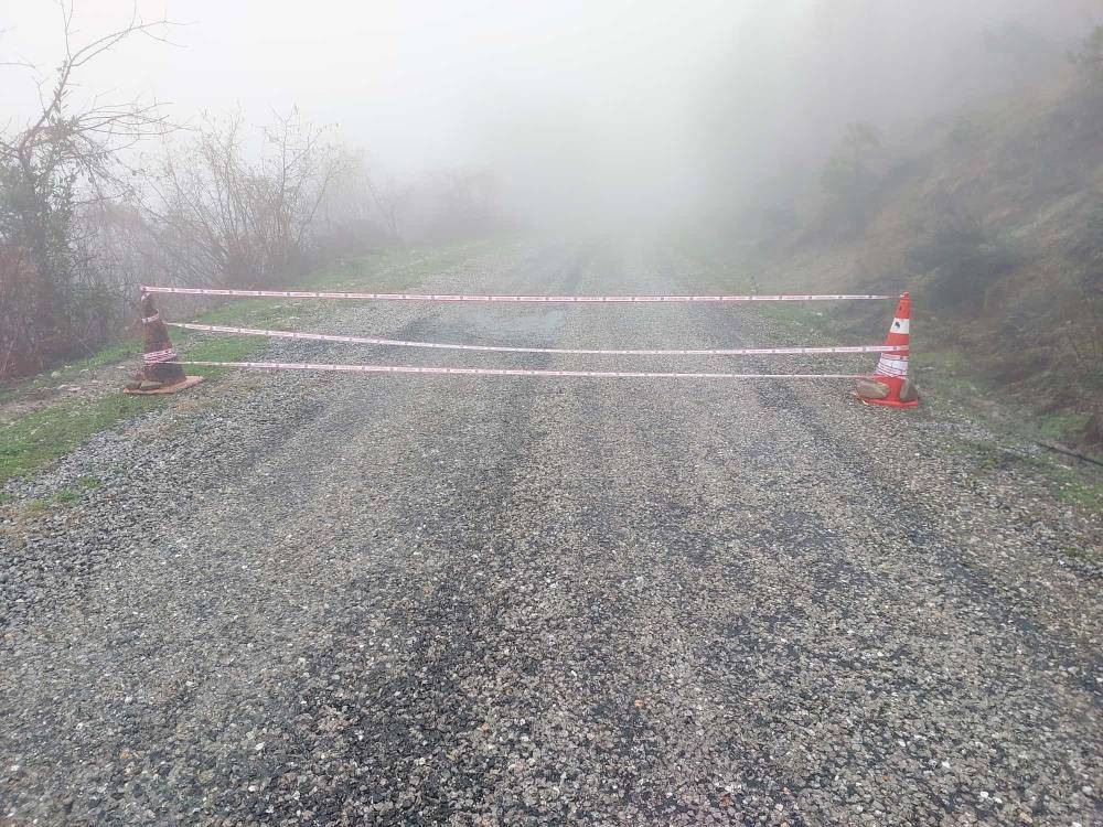 Heyelan nedeniyle köy yolu ulaşıma kapandı