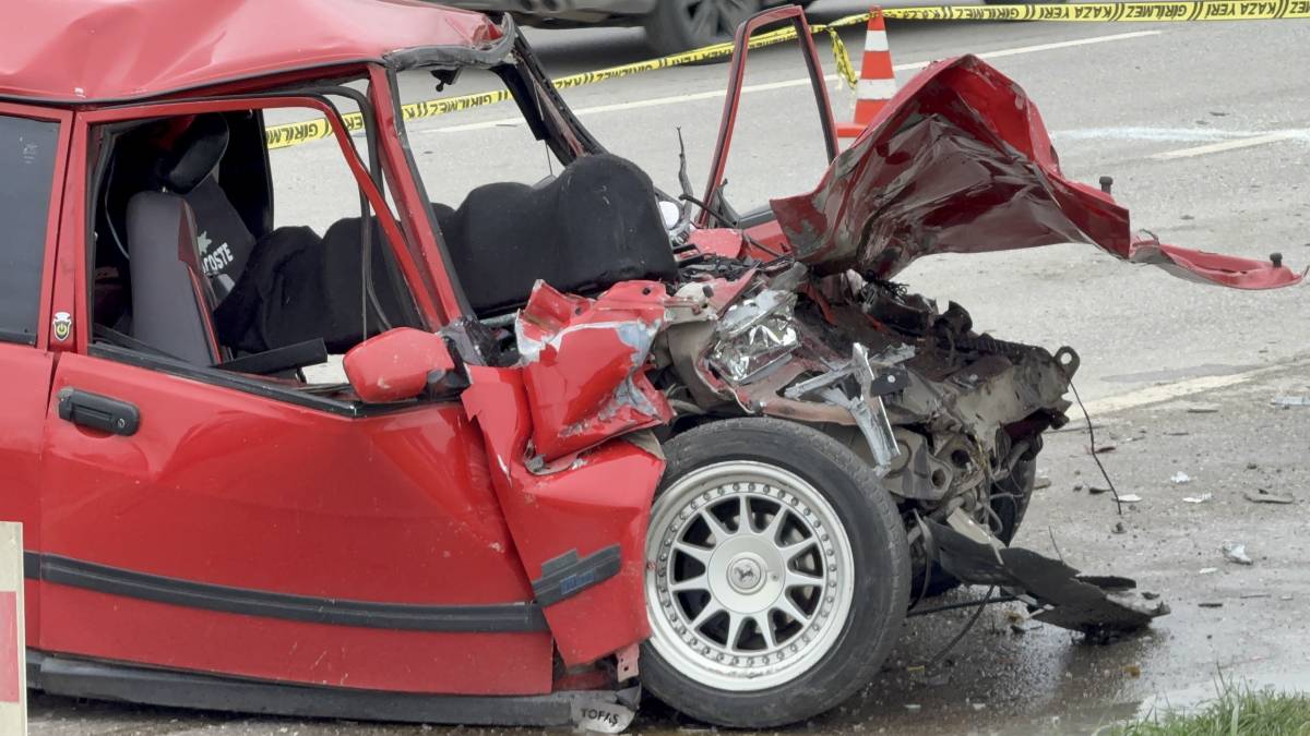 Otomobil ile tanker çarpıştı: Ailesine intihar edeceğine dair mesaj atan sürücü hayatını kaybetti