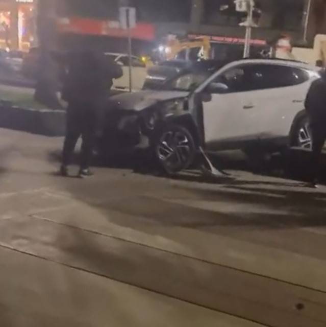 Fren yerine gaza basınca, yürüyüş yoluna daldı