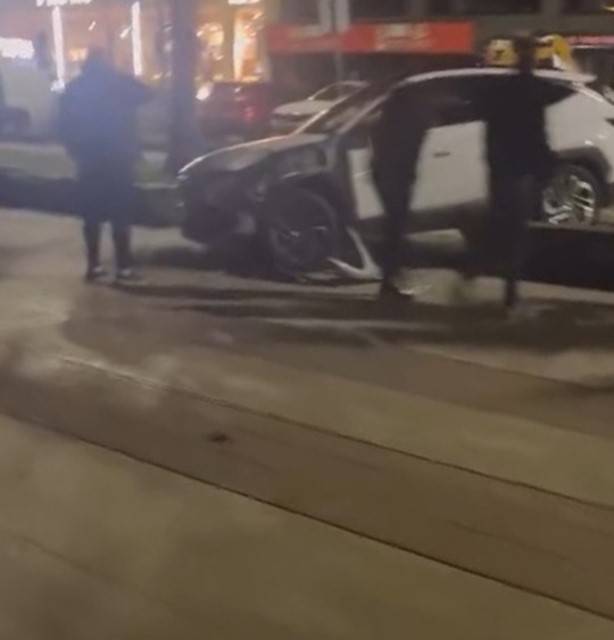 Fren yerine gaza basınca, yürüyüş yoluna daldı