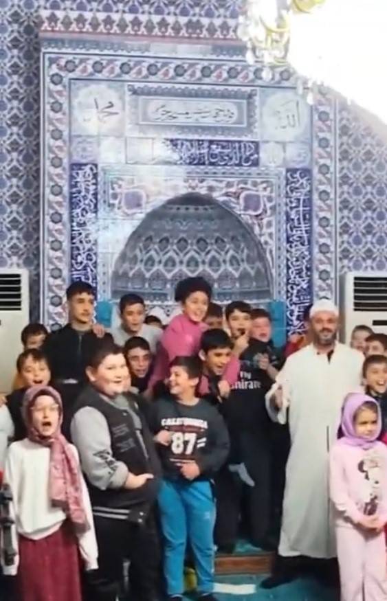 Son günlerin meşhur ilahisi miniklerin sesleriyle yankıland