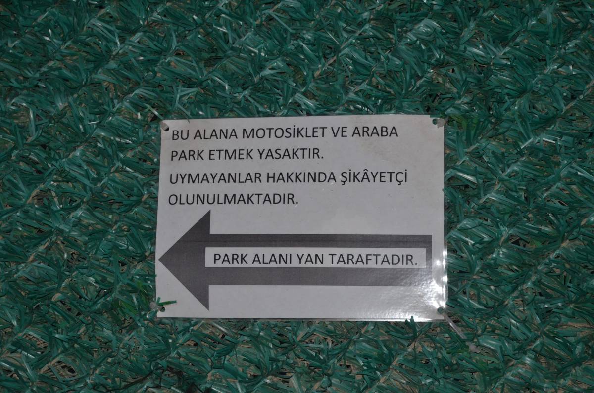 Yol üstüne motor parkı vatandaşı bezdirdi
