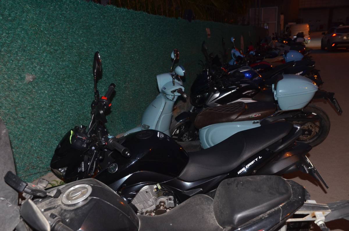 Yol üstüne motor parkı vatandaşı bezdirdi