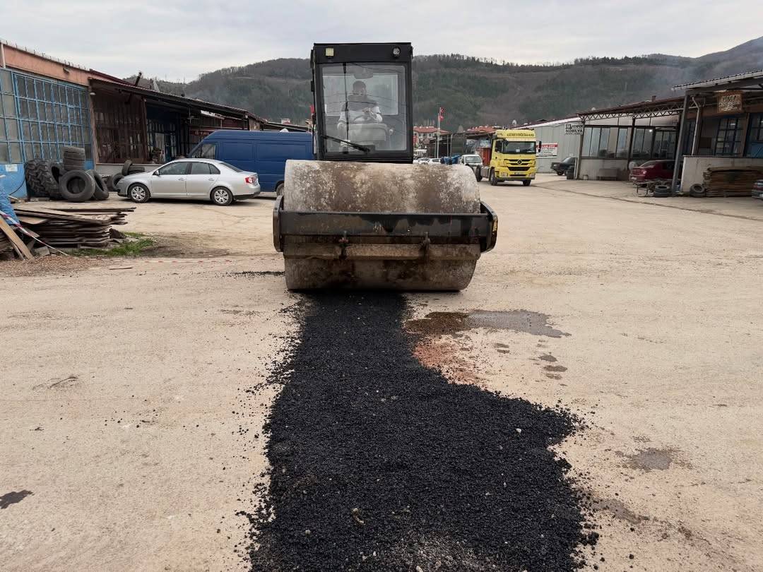 Ayancık Sanayi Sitesi’nde asfalt tamiri yapıldı