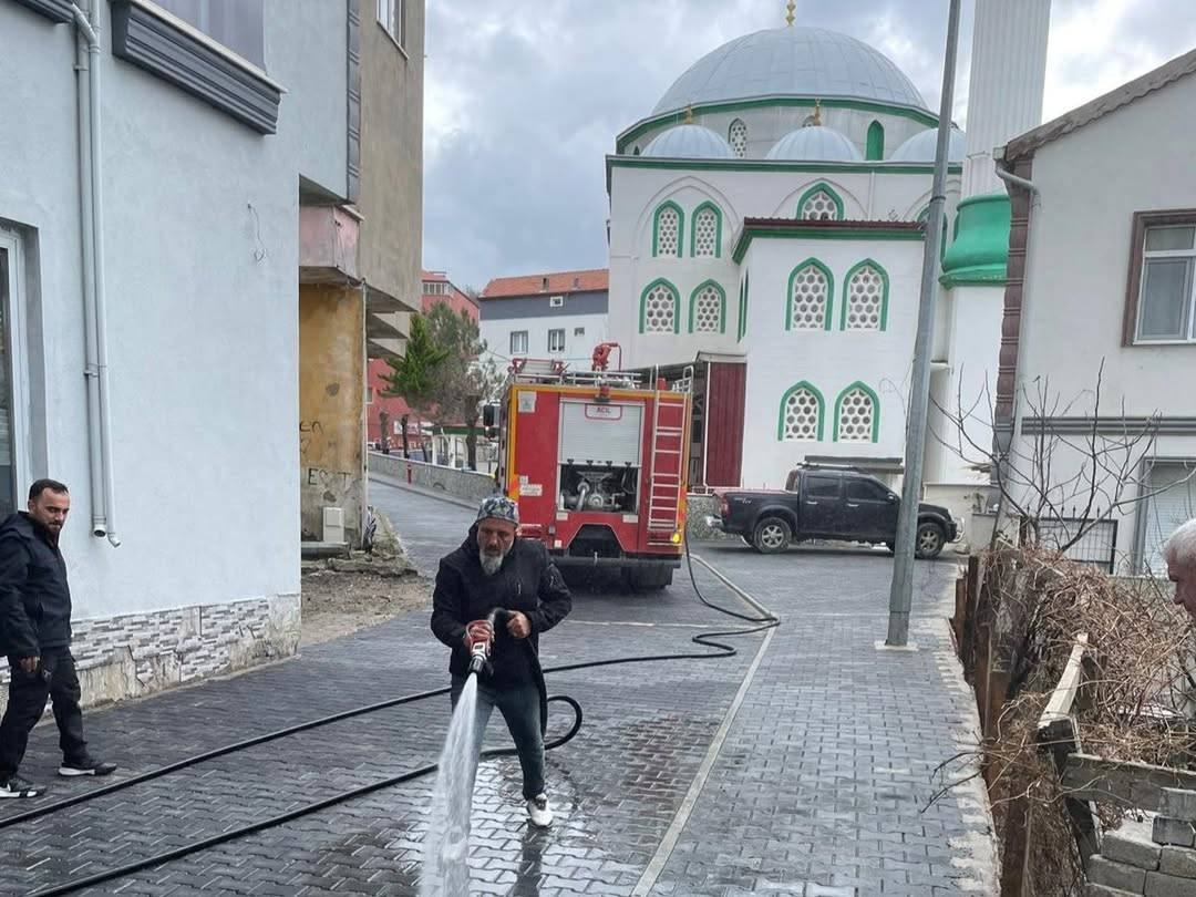 İtfaiye ekiplerinden ibadethane mesaisi