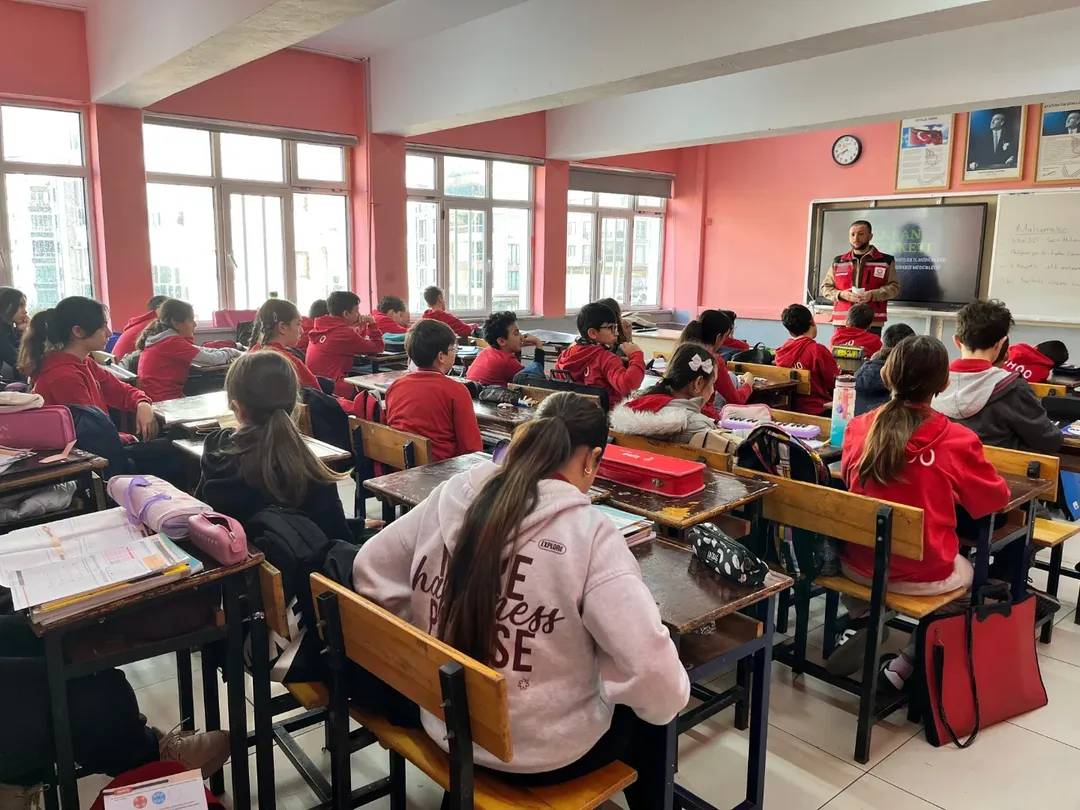 Çocuklara hem akran dersi hem dijital uyarı