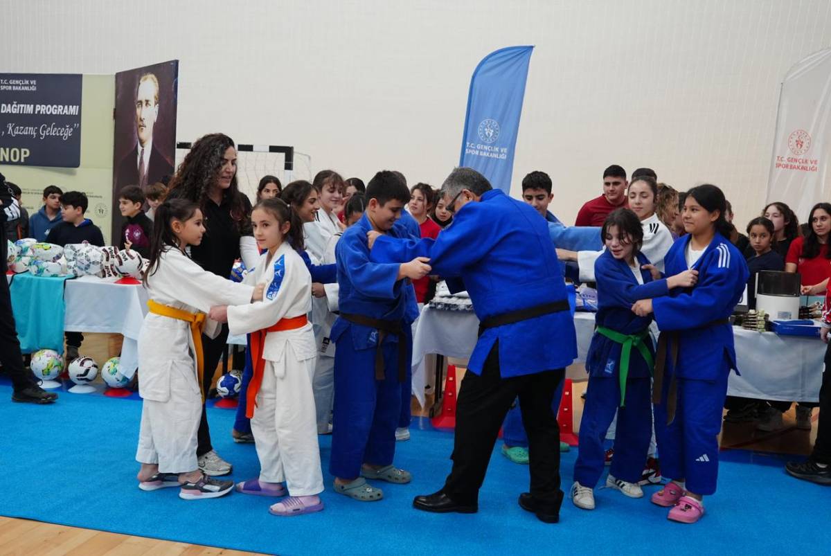 Sinop’ta genç sporculara 10 Milyon TL’lik malzeme desteği