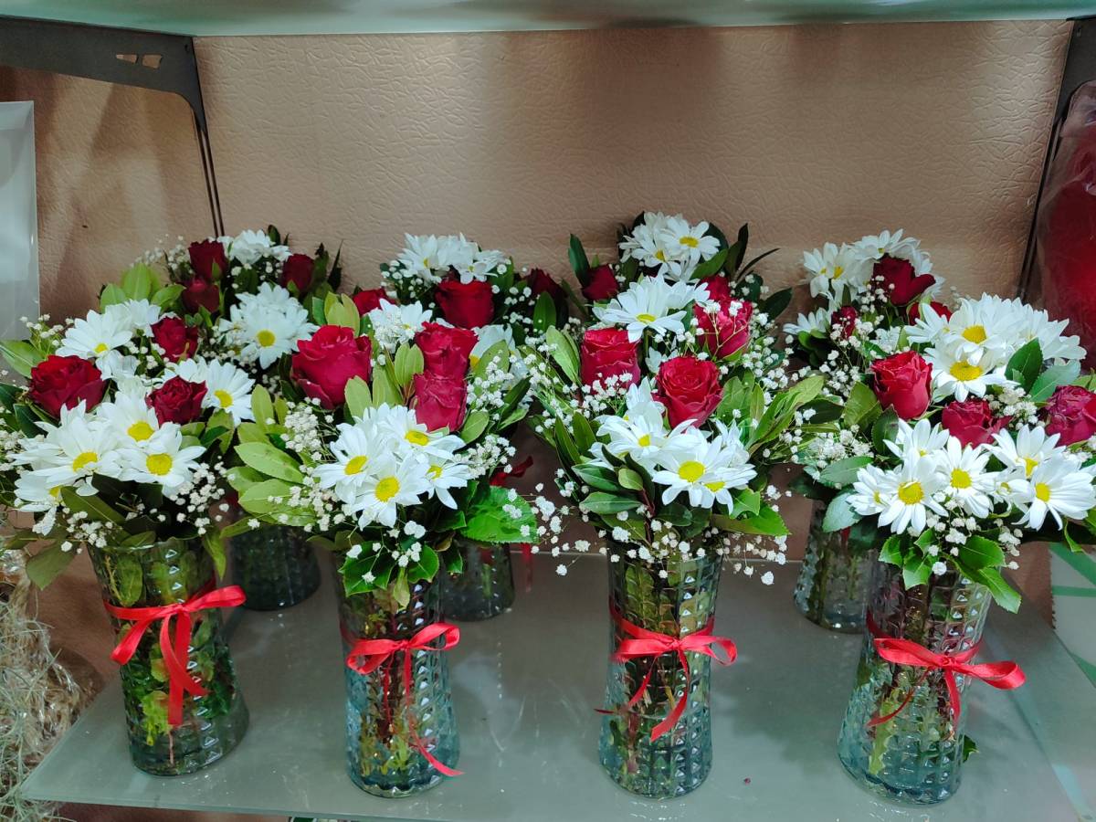 Sinop’ta çiçekçiler Sevgililer Günü için hazırlıklarını tamamladı