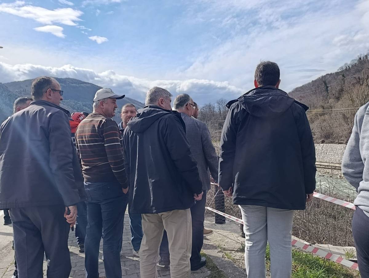 Asma köprü ters döndü: 2 yaralı