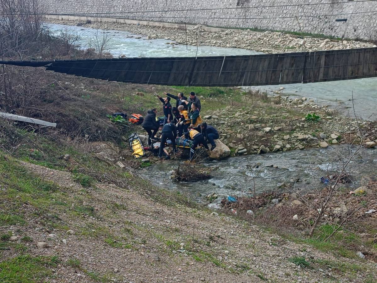 Asma köprü ters döndü: 2 yaralı