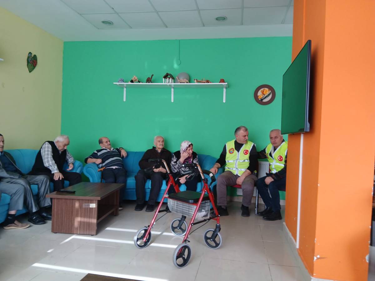 Türk Hava Kurumu 101. yaşını huzurevi sakinleriyle kutladı