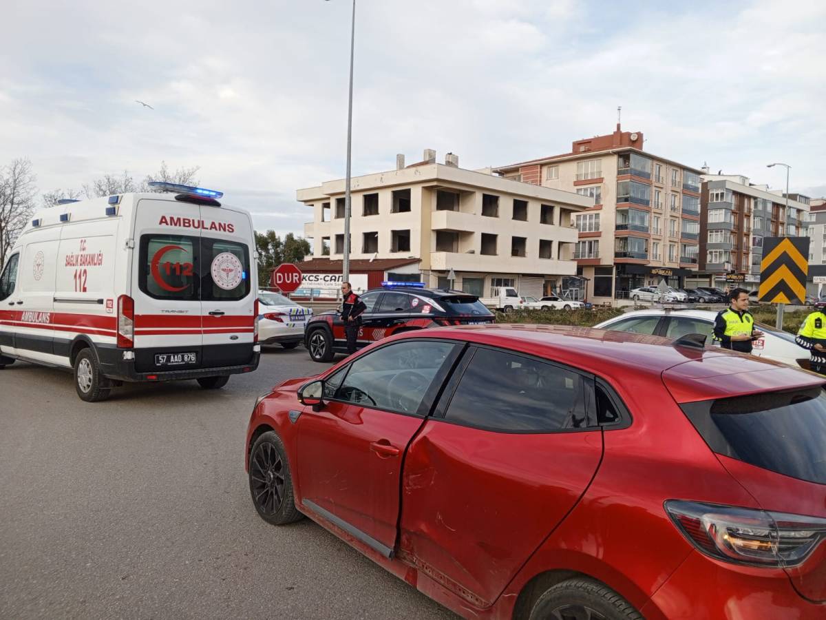 Sinop’ta motosiklet ile otomobil çarpıştı: 1 yaralı