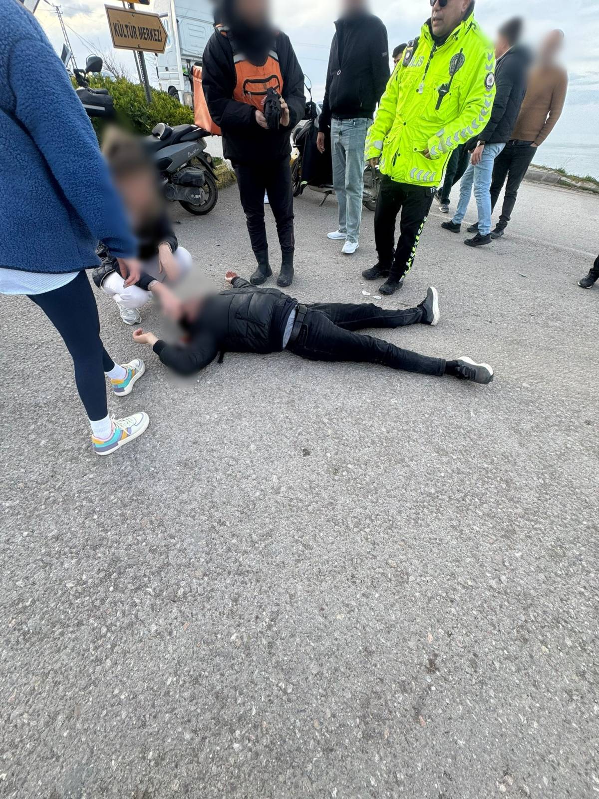 Sinop’ta kavşakta kaza: Minibüsün çarptığı motosikletli yaralandı