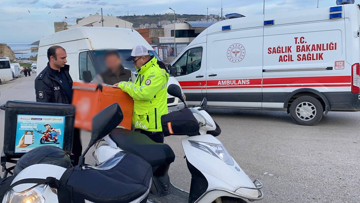 Sinop’ta kavşakta kaza: Minibüsün çarptığı motosikletli yaralandı