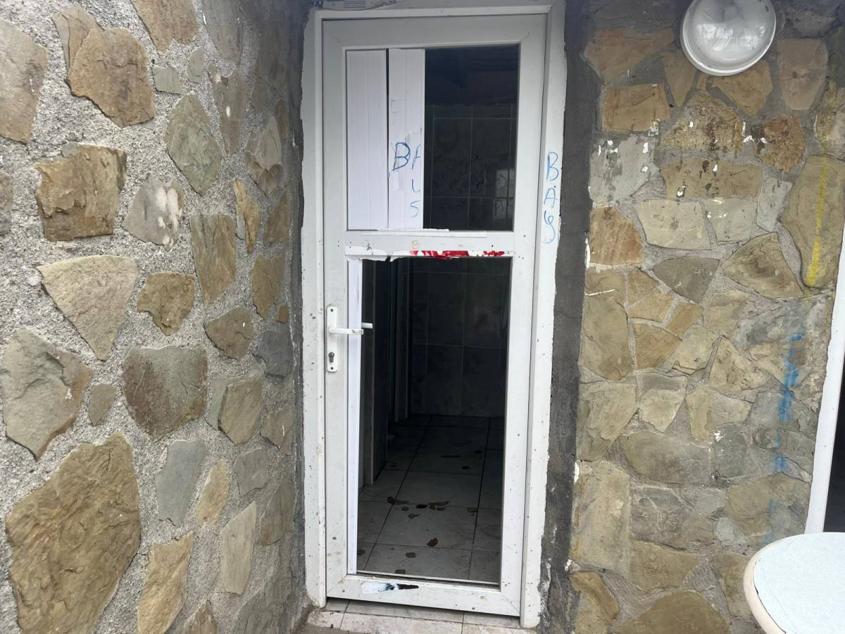 Gecenin karanlığından faydalanıp kırıp döktüler