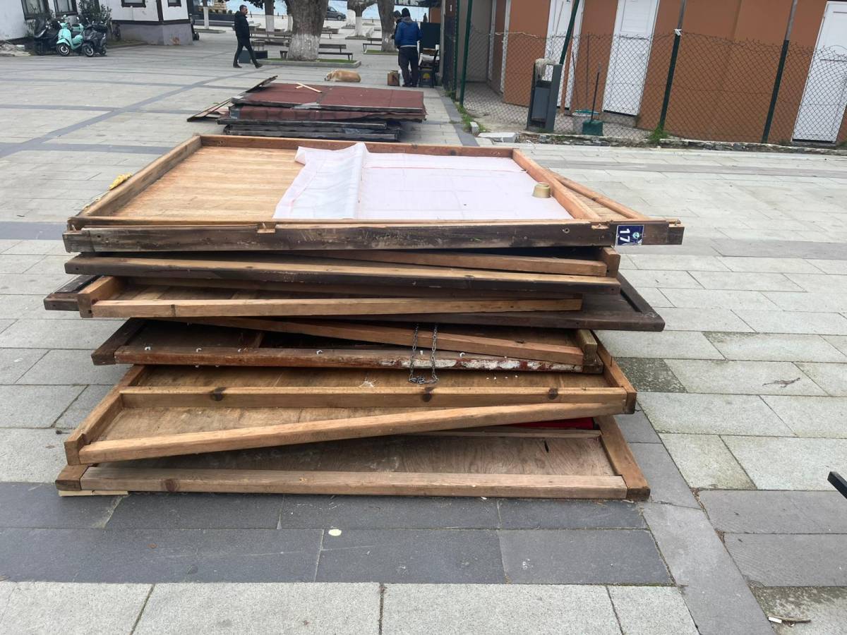 Sinop’ta yılbaşı çarşısı bitti, kirliliği miras kaldı