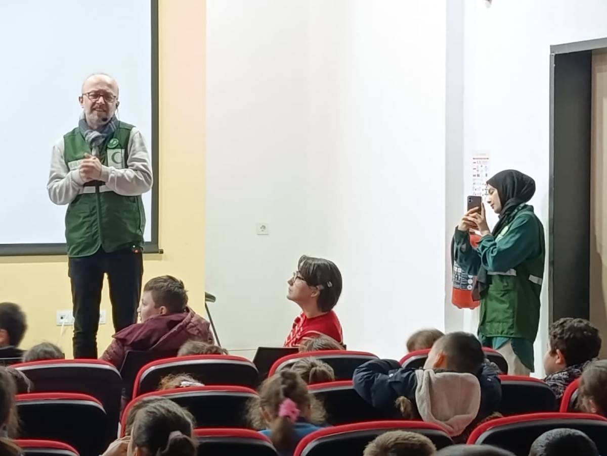 Teknolojinin bilinçli kullanımı Hacivat-Karagöz ile anlatıldı.