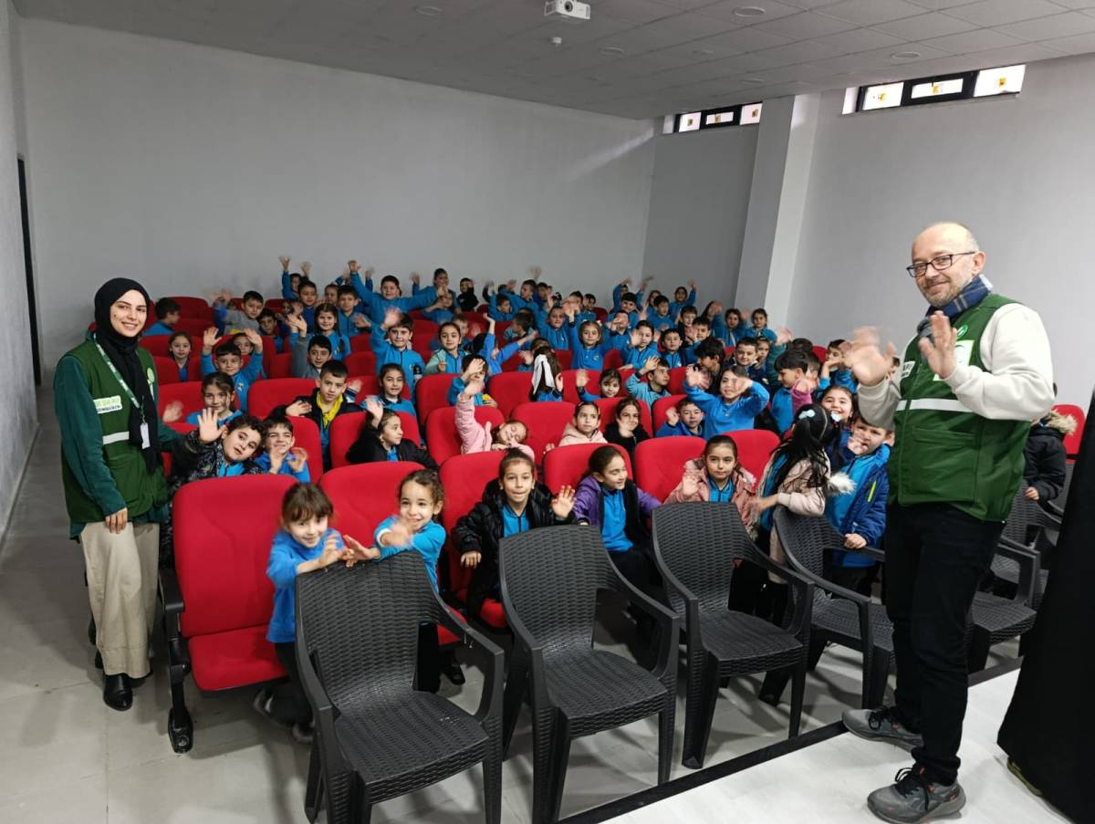 Teknolojinin bilinçli kullanımı Hacivat-Karagöz ile anlatıldı.