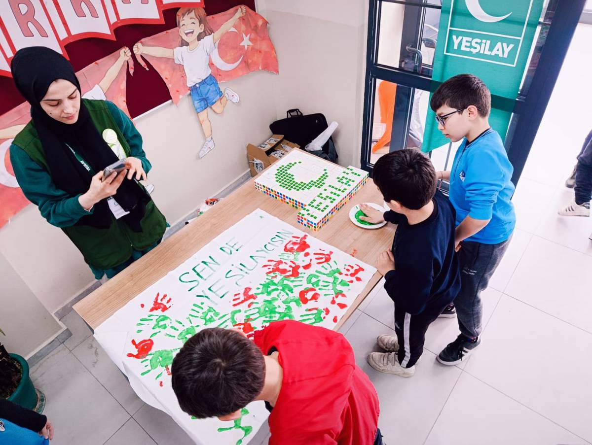 Teknolojinin bilinçli kullanımı Hacivat-Karagöz ile anlatıldı.