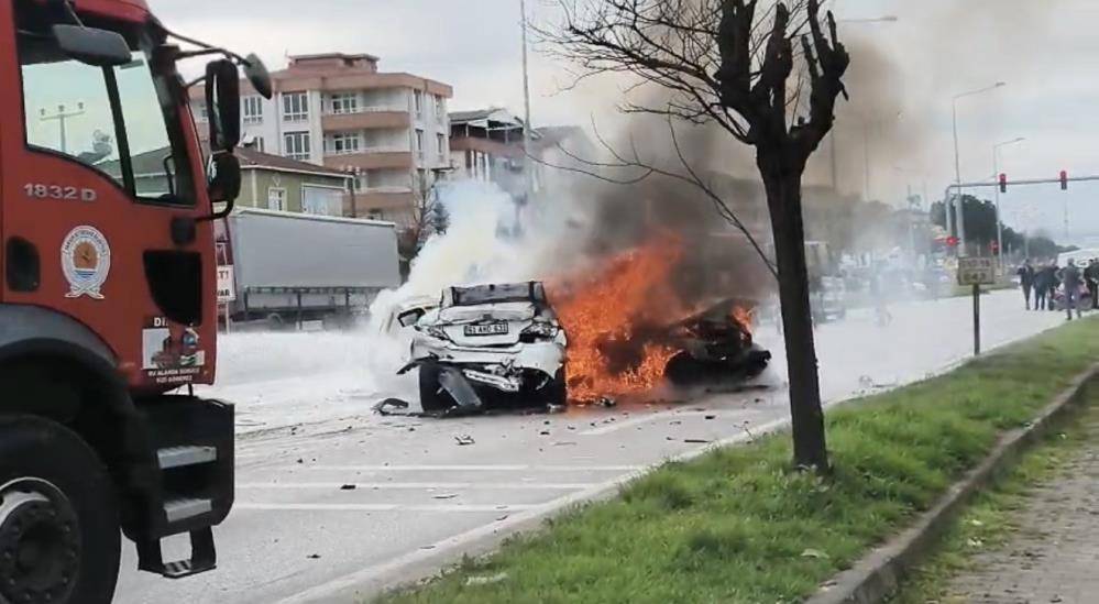 Samsun'da zincirleme kaza: 3 otomobil alev alev yandı, 4 yaralı