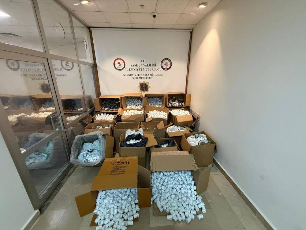 Zehir tacirlerine ağır darbe: 421 bin hap ele geçirildi