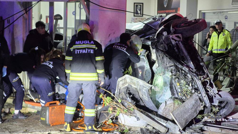 Kontrolden çıkan otomobil iş yerine girdi: 3 yaralı